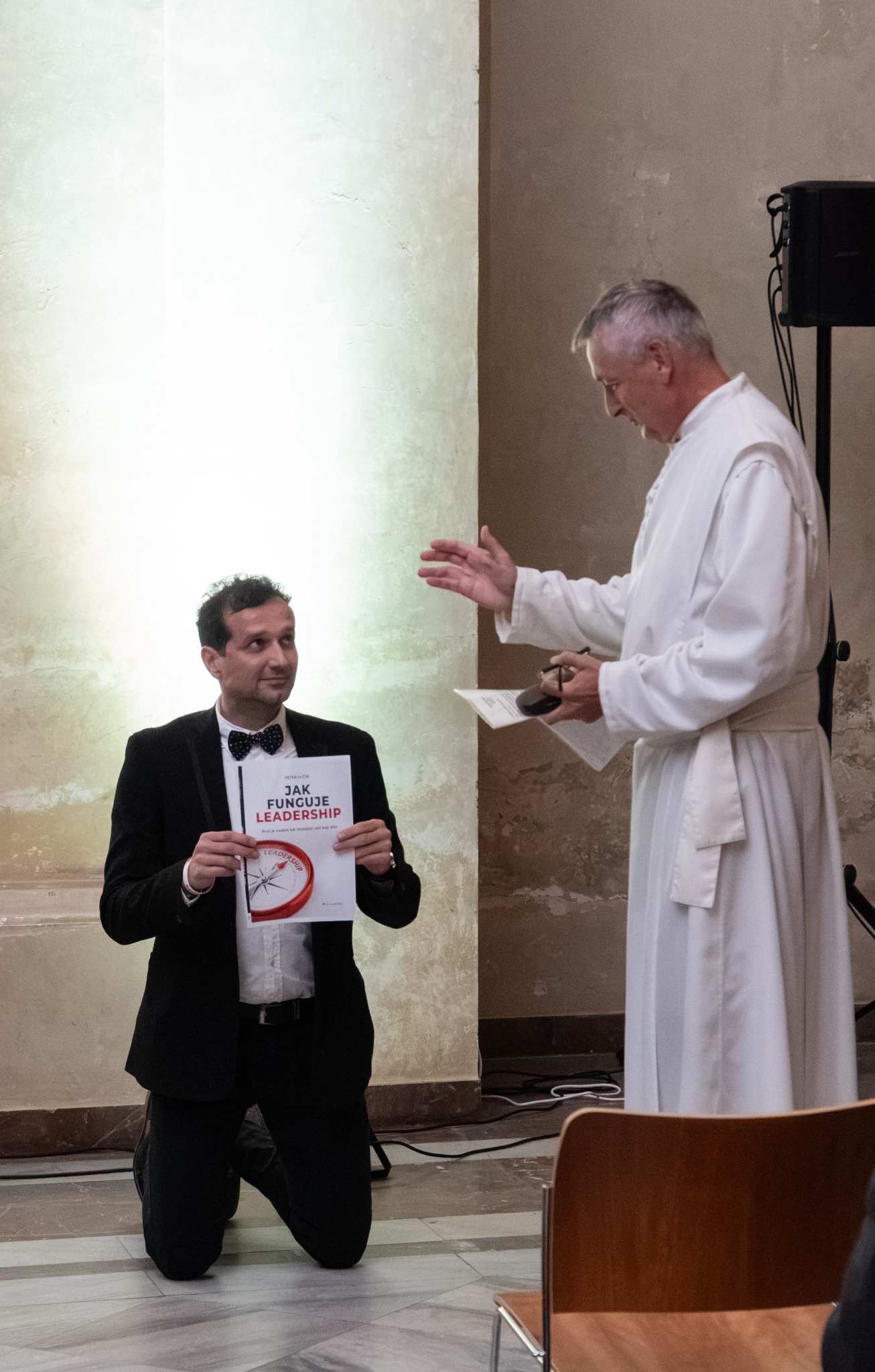 Peter Ulcin holding Jak funguje leadership during the blessing of the book